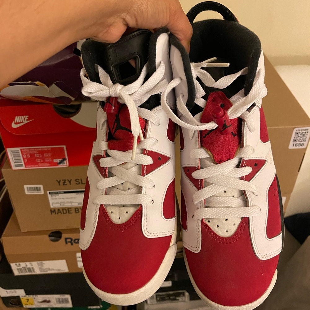 Retro 6 carmine